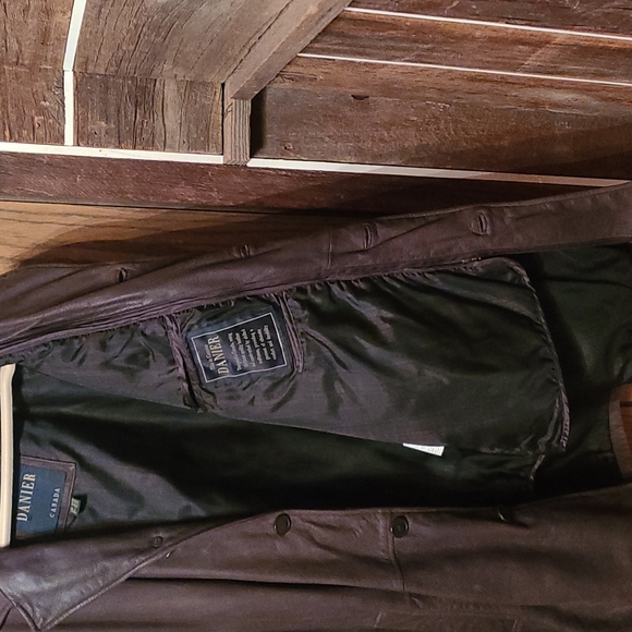 Men's XL brown Danier leather jacket - Picture 4 of 4